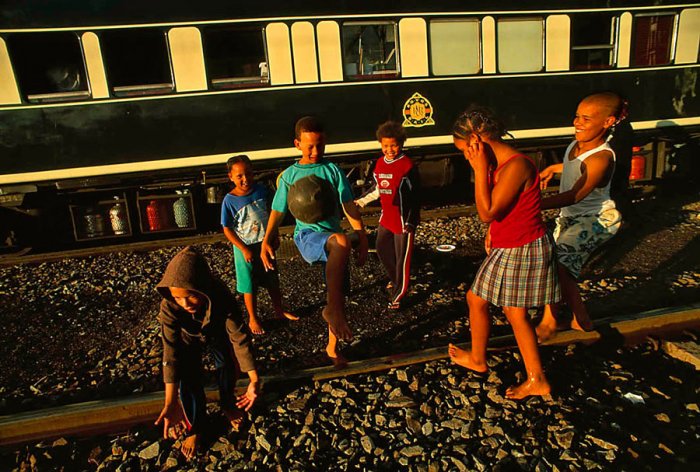 Sudáfrica - Tren Rovos Rail - Niños descalzos juegan a fútbol
